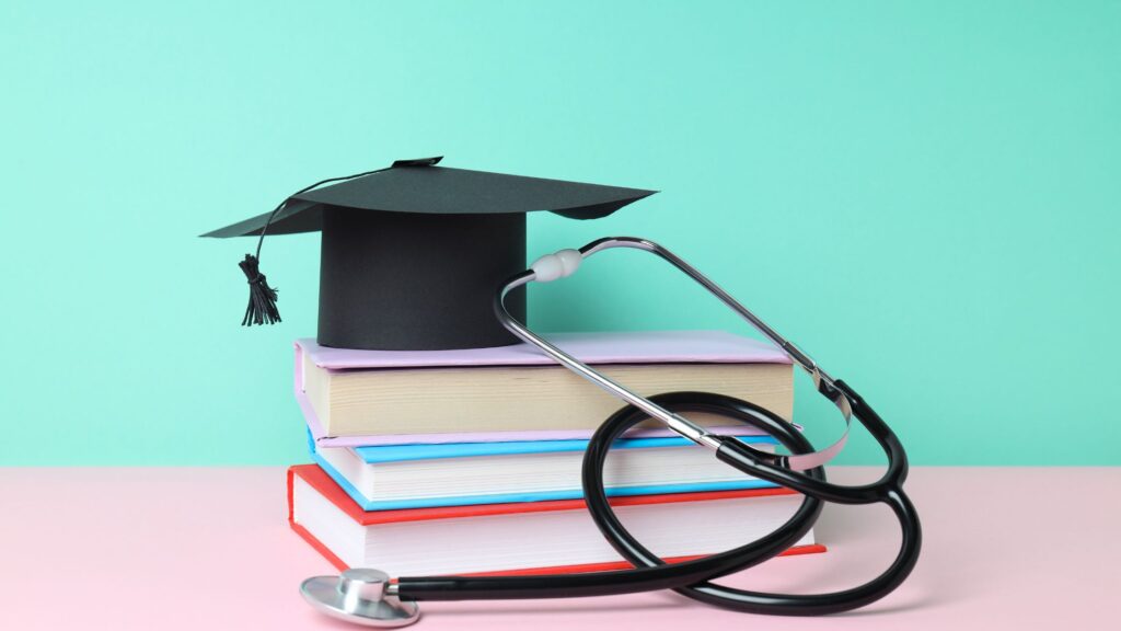 Quem decide o que será ensinado nas escolas médicas?